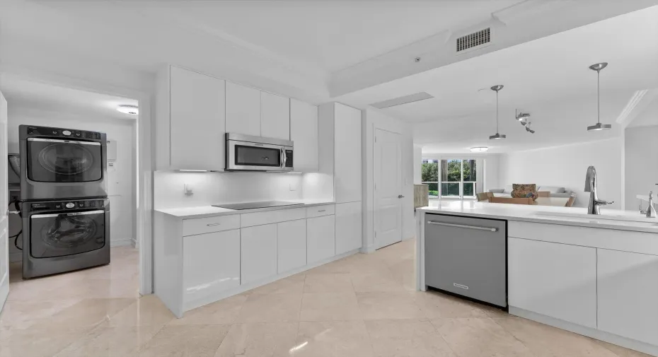IMMACULATE LUXURY CONTEMPORARY CONDO - LIFESTYLE/LOCATION