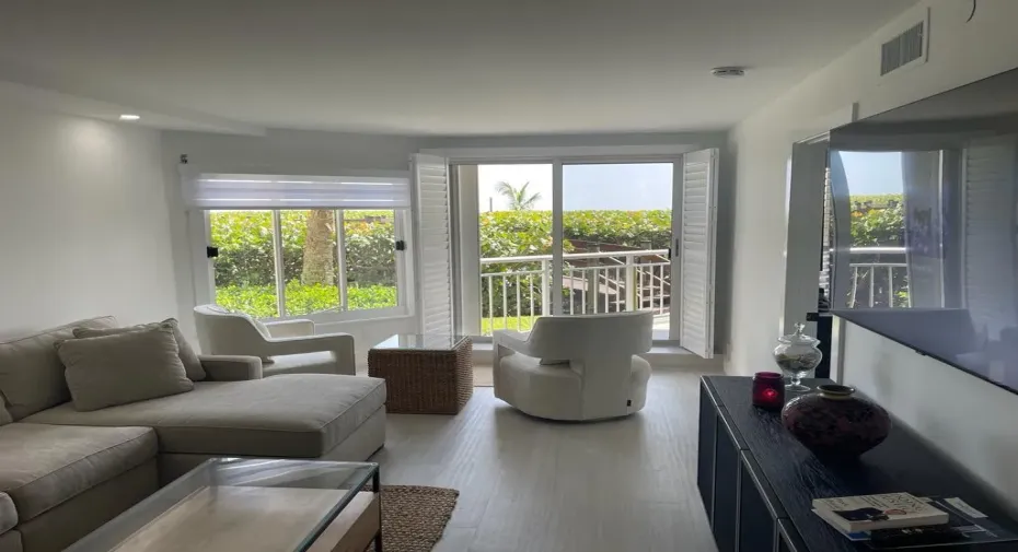 Ocean 50 steps away - no elevator - super easy access - Remodeled