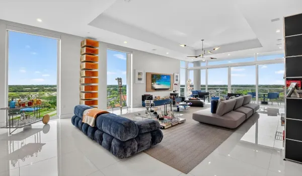 SE Corner Penthouse w/12' Ceilings
