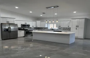 BrighFeaturing a large center island with high-end finishesideal for meal prep and entertaining guests.