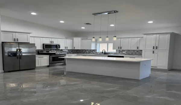 BrighFeaturing a large center island with high-end finishesideal for meal prep and entertaining guests.