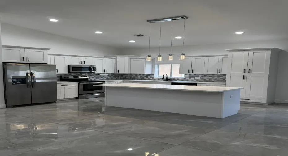 BrighFeaturing a large center island with high-end finishesideal for meal prep and entertaining guests.