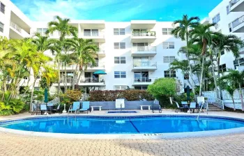 Rio Espana Building pool area