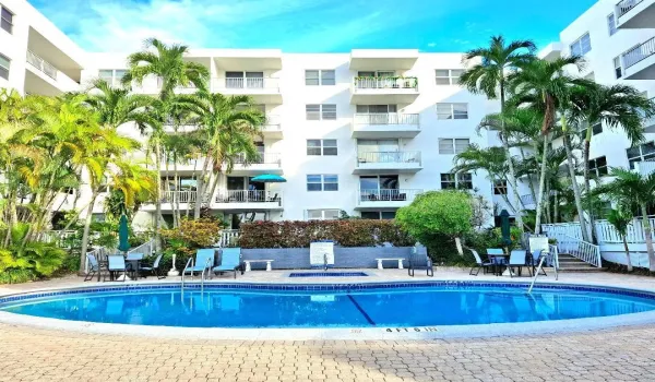 Rio Espana Building pool area