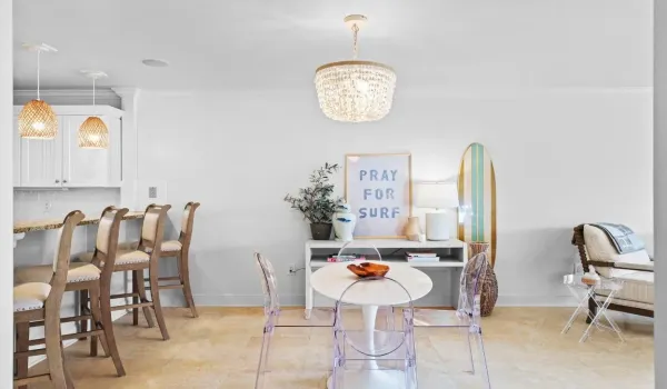 DINING/BREAKFAST BAR
