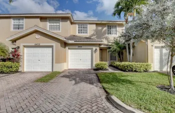 Townhome style condo with 1 car garage