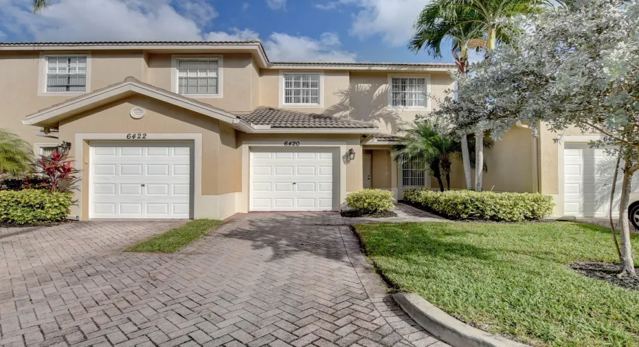 Townhome style condo with 1 car garage
