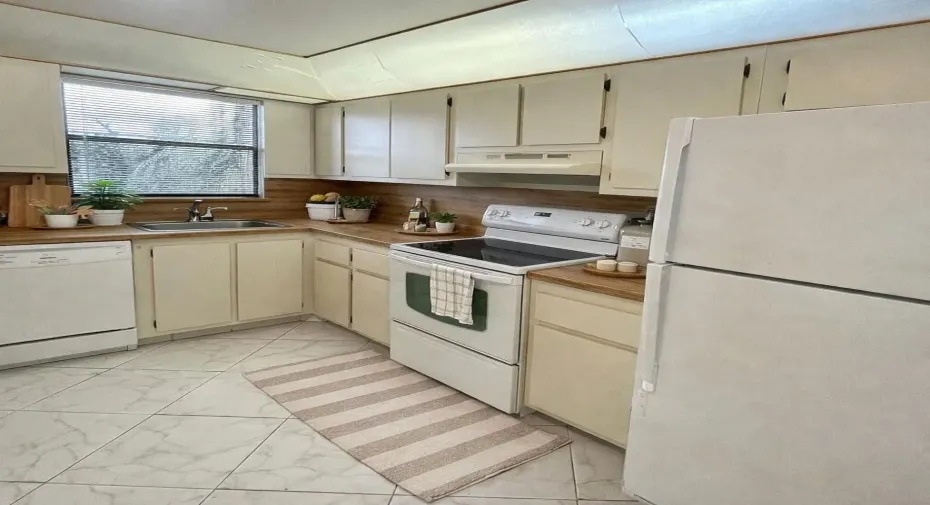VIRTUALLY STAGED KITCHEN