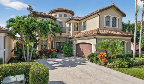 YOUR DREAMHOUSE WITH TRAVERTINE DRIVEWAY