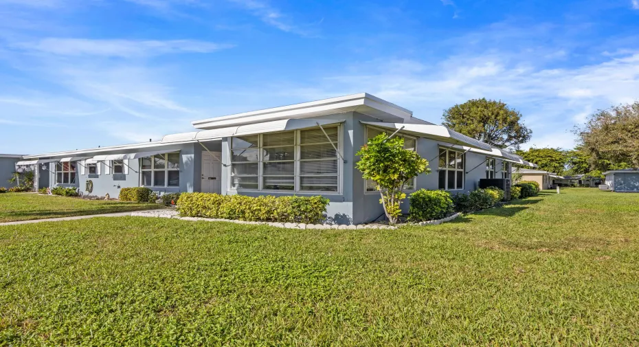 Corner unit with ample greenspace