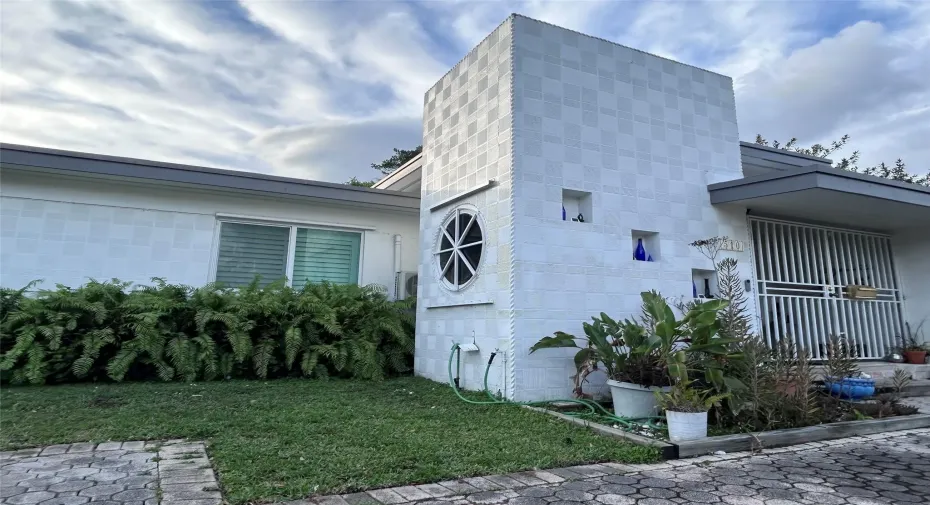 HOUSE FRONT 2