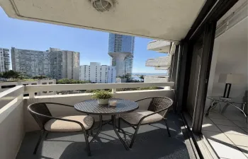 Open Balcony with view to the Bay and city
