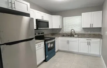 WOOD KITCHEN W/STAINLESS STEEL APPLIANCE