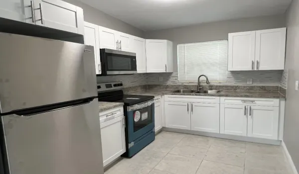 WOOD KITCHEN W/STAINLESS STEEL APPLIANCE