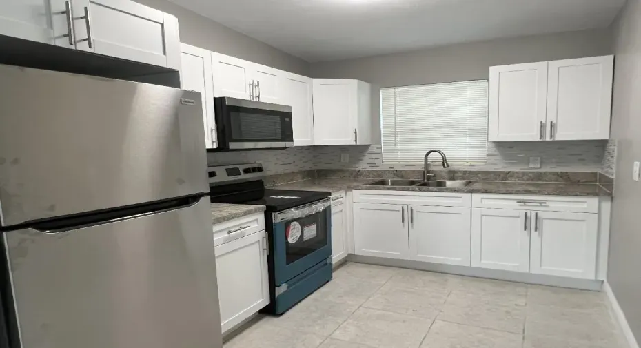 WOOD KITCHEN W/STAINLESS STEEL APPLIANCE