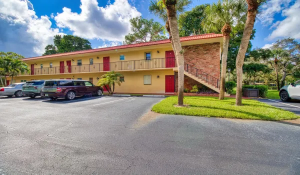 19121 SW PALM CITY RD APT J, STUART, FL