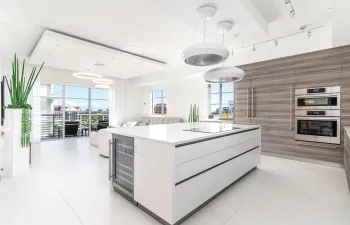 Open living/balcony/ocean view