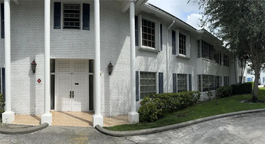 First Floor/Corner Unit
