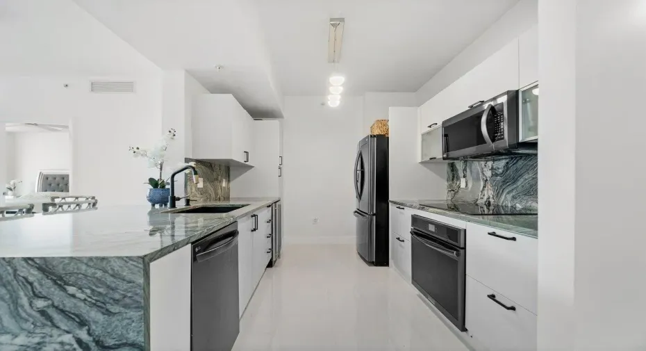 Fully Remodeled Kitchen