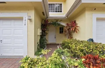 Front Entry Detail-005-011-666x444