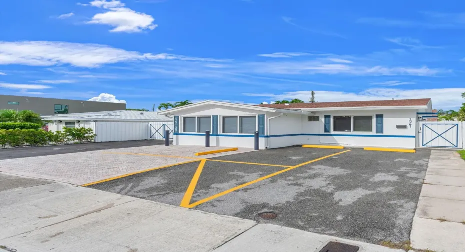 Exterior / Driveway