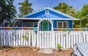 Make this your own island paradise! 3 Bedroom conch house in great Old Town location.