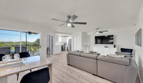 25-25 - 275 Palm Ave B304