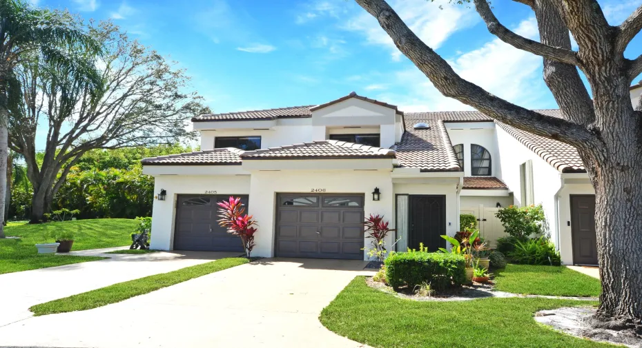 Exquisite Condo with garage in Quail Run. Nestled among the trees and steps to lake.