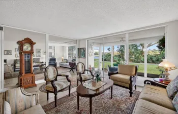 Spacious 3 bed/2 bath corner unit, ground floor with full lake view