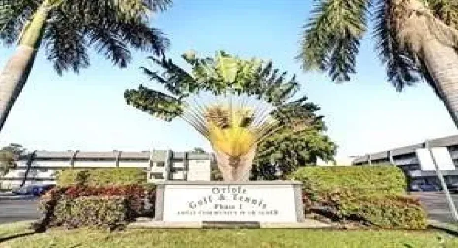 ENTRANCE TO YOUR NEW COMPLEX.