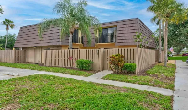 Beautiful Townhome in Sandalwood Estates