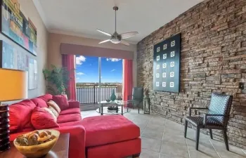 Lower Penthouse Unique, Designer 2bed/2bath unit, split layout.