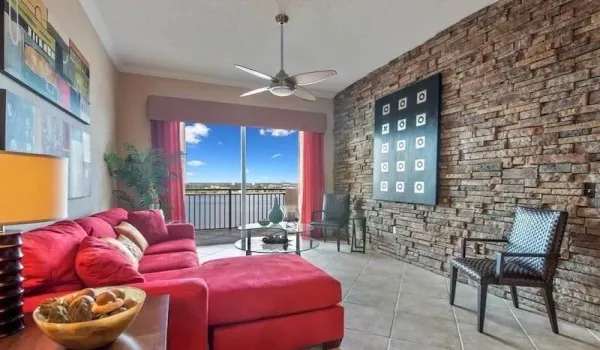 Lower Penthouse Unique, Designer 2bed/2bath unit, split layout.