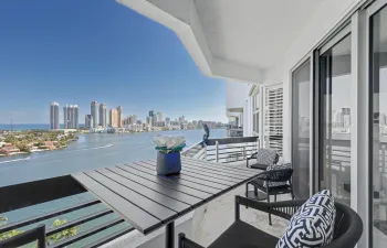 BALCONY WITH VIEW ON THE OCEAN AND CANAL