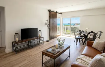 Living Room - Ocean View!