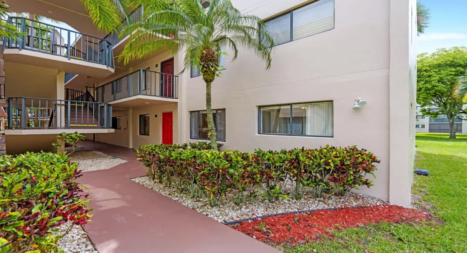 First Floor Corner oversized apartment withe the lake just behind you