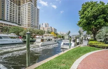 ENOY ALL THE AMAZING YACHTS GOING BY, STEPS FROM 5* LUXURY BLDG AT WATERGARDEN