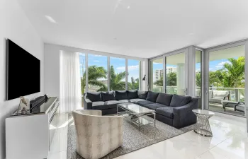 Bright & Open w High Ceilings