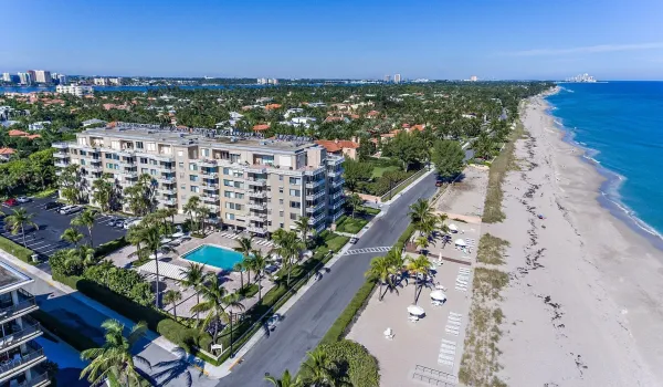 Fabulous view of the ocean! Walk to dining, shopping, and the Breakers! Palm Beach quiet gem!