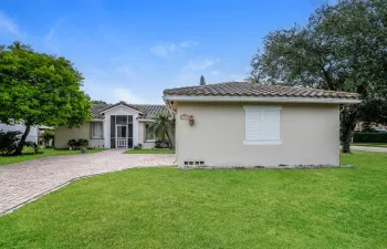 013-photo-front-view-15313548