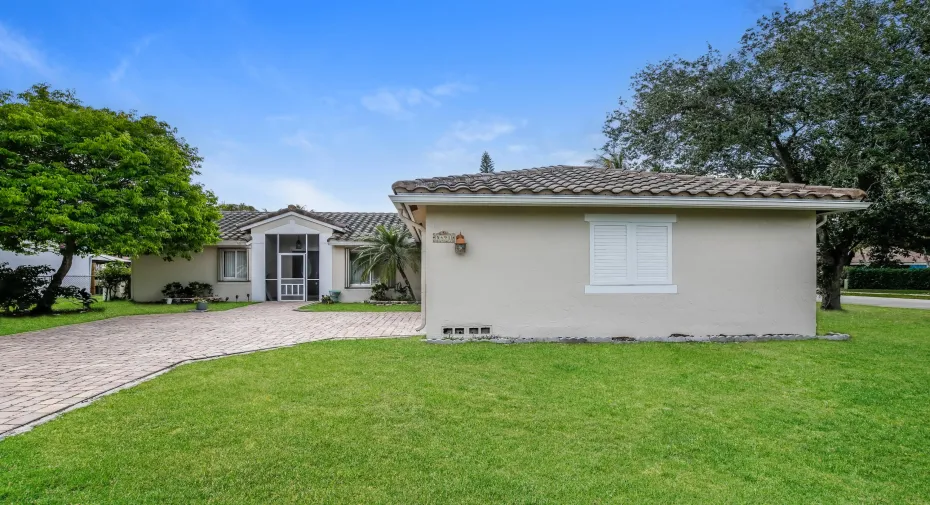013-photo-front-view-15313548