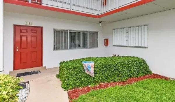 3362 Cynthia Ln Apt 111 Lake-small-002-0