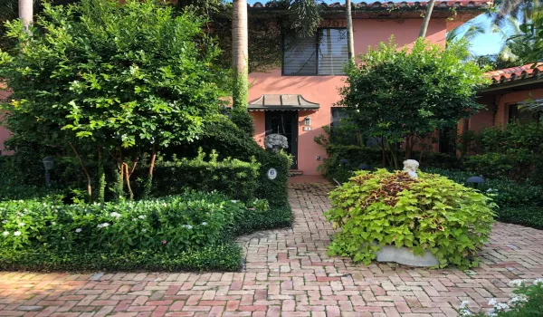 Entrance / Driveway