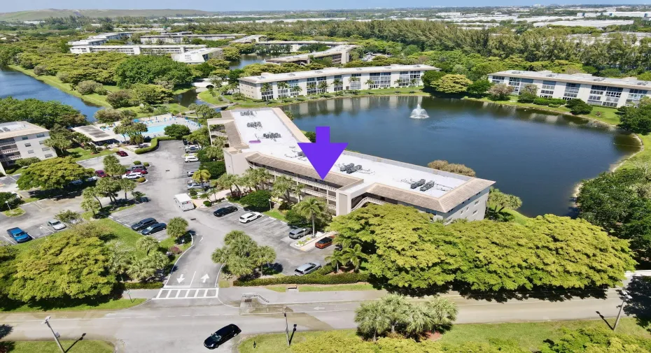 This building is perfectly positioned in Bermuda Village beside the newly designed pool and on the lake with breathtaking BALCONY