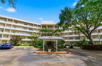 Well maintained condo building in Oaks Clubhouse Drive