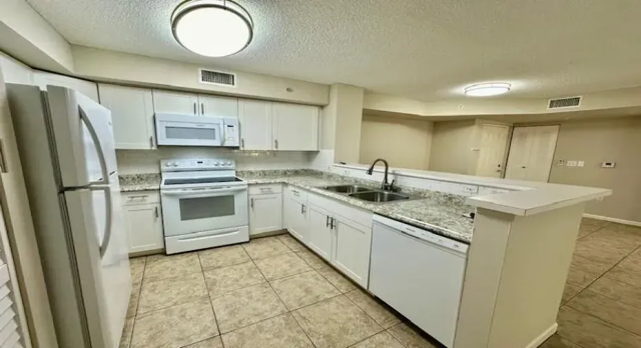 2 bedroom 2 bath first floor condo. located in a gated community & located across from Park vista high school and located in an 