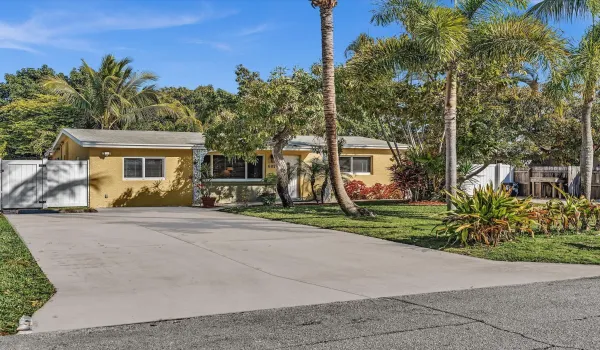 This is the west side driveway where you can fit 2 rows or 3 cars.
