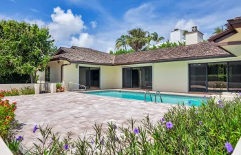 Large outdoor space w/ pool
