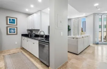 004-255EverniaStreet-306-WestPalmBeach-F