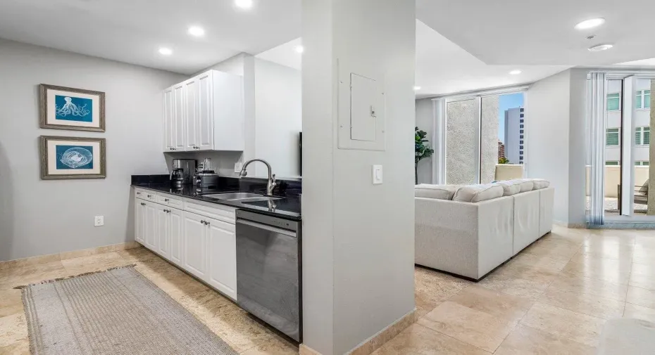 004-255EverniaStreet-306-WestPalmBeach-F